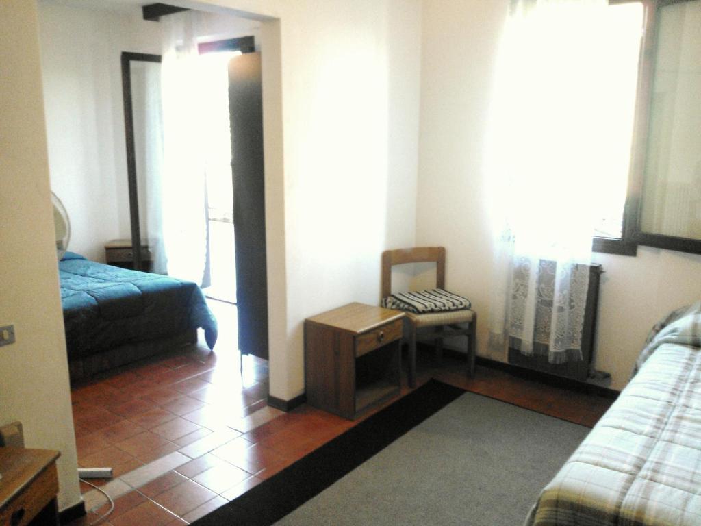 Villa Bredina Sale Marasino Bilik gambar